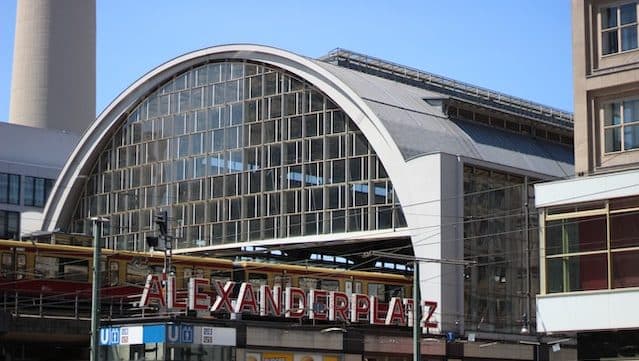 Las estaciones de S-Bahn y U-Bahn de Alexanderplatz hacen que sea muy fácil moverse por Berlín