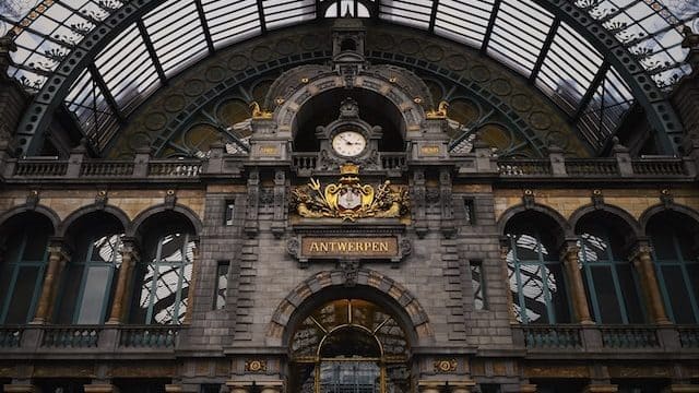 La estación central de tren de Amberes ofrece conexiones con la mayoría de las ciudades de Bélgica