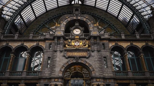 La stazione ferroviaria centrale di Anversa offre collegamenti con la maggior parte delle città del Belgio