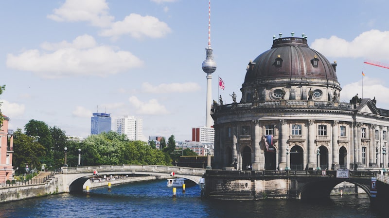 L'Isola dei Musei, che ospita numerosi musei, è l'attrazione più visitata di Berlino.