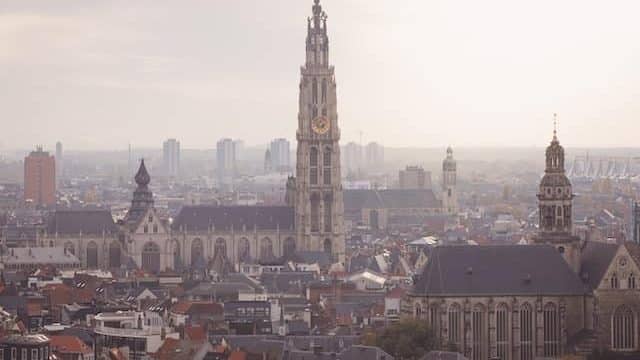 Lugar de la catedral, el centro histórico de la ciudad es la mejor ubicación para los turistas en Amberes