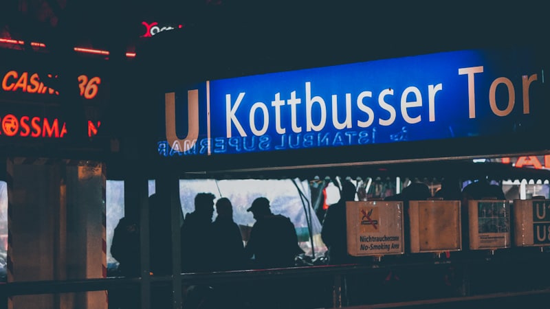 Kotbusser Tor, a Kreuzberg, è uno degli epicentri della vita notturna berlinese.