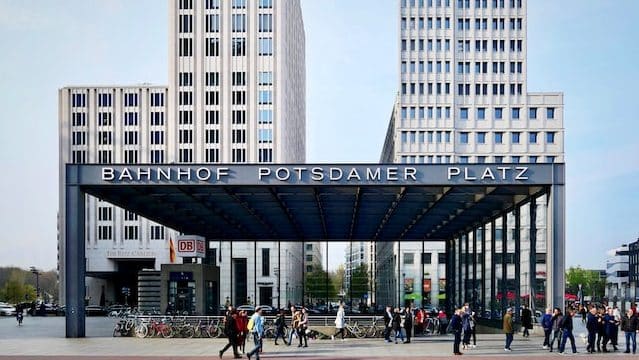 La stazione della S-Bahn di Potsdamer Platz facilita gli spostamenti in città