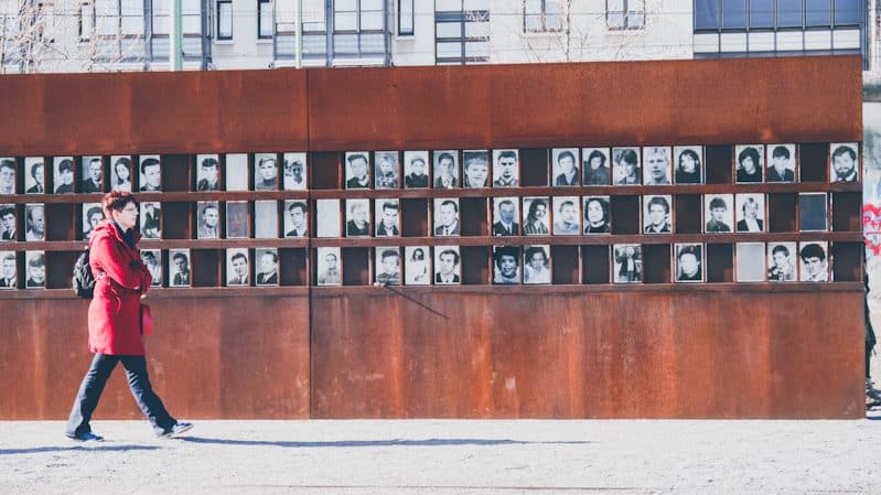 Situato nel luogo in cui sorgeva il Muro di Berlino, il Mauerpark ricorda la repressione della DDR.