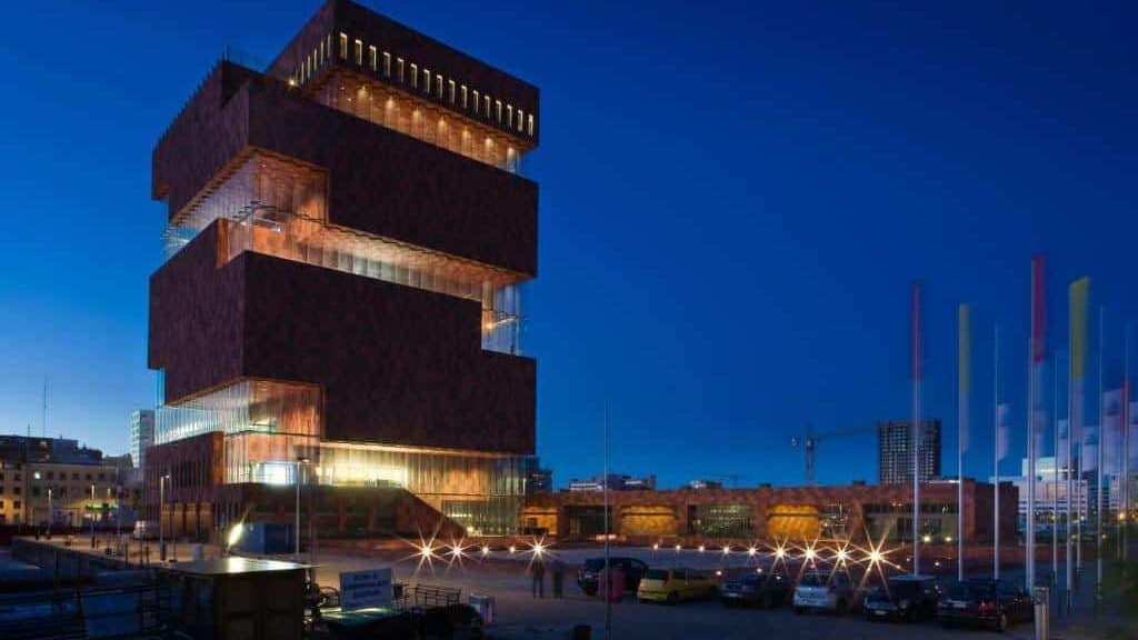 El súper moderno Museo aan de Stroom es la atracción más famosa del distrito Eilandje de Amberes