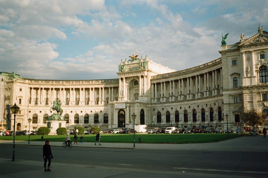 El Centro de la Ciudad alberga muchas de las atracciones, museos y hoteles de la capital austriaca