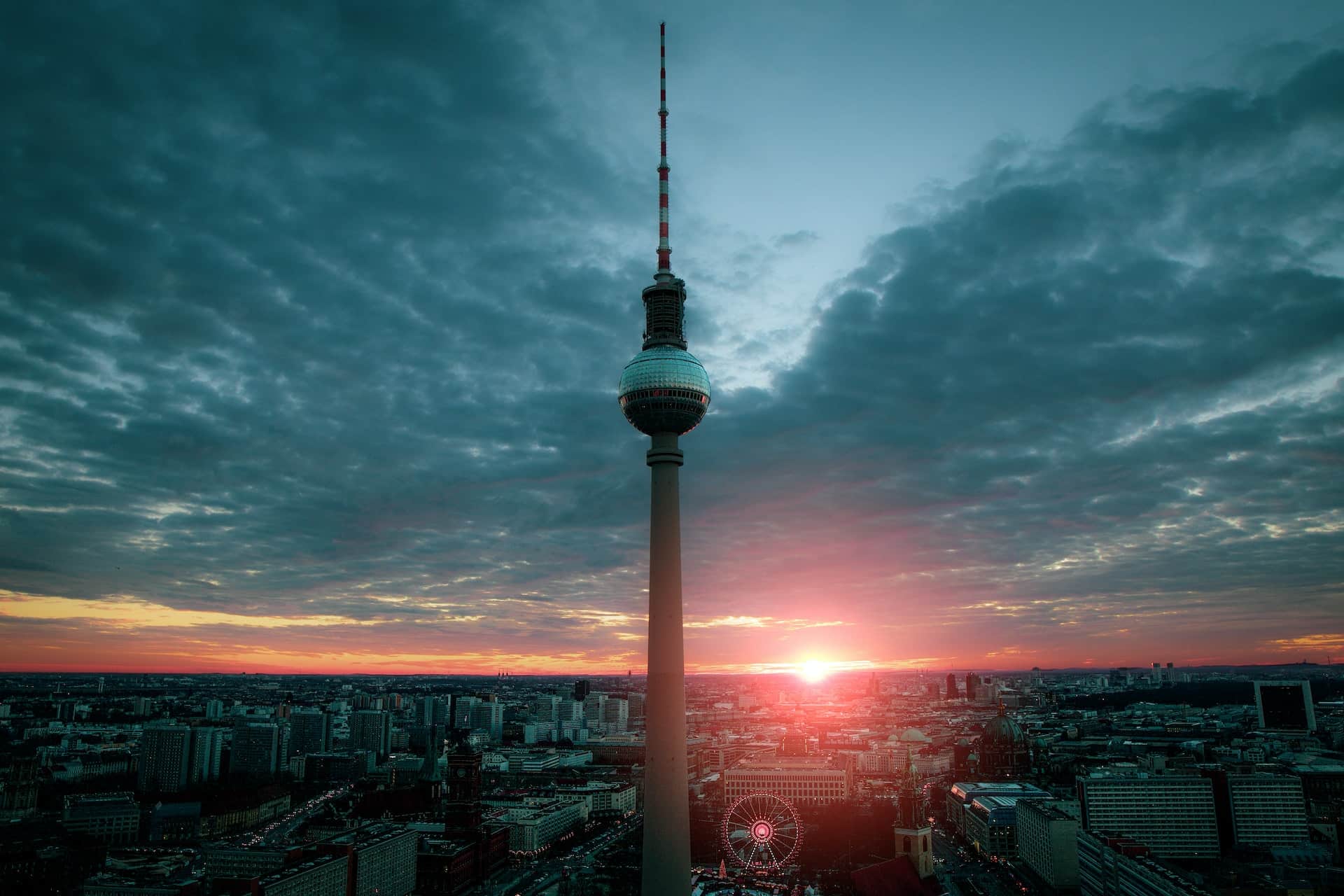 Con la Torre de la TV como principal característica, Alexanderplatz ies la plaza más icónica de Berlín. 