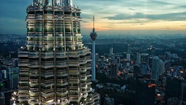 Situat al KLCC, el mirador panoràmic de les Torres Bessones Petronas és la principal atracció de Kuala Lumpur.