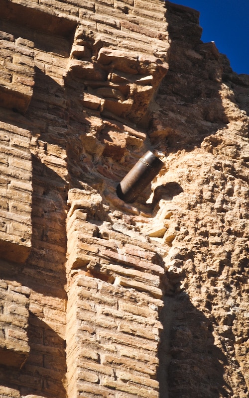 Proyectil sin estallar en un muro del Convento de San Agustín, Belchite