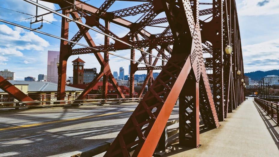 Il ponte di Broadway collega il Lloyd al centro di Portland