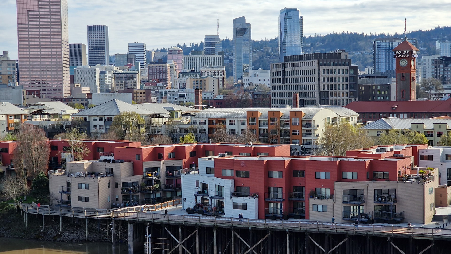 Ubicado al norte del centro de Portland, el Pearl District es un lugar moderno y vibrante que alberga muchas atracciones, bares y restaurantes.