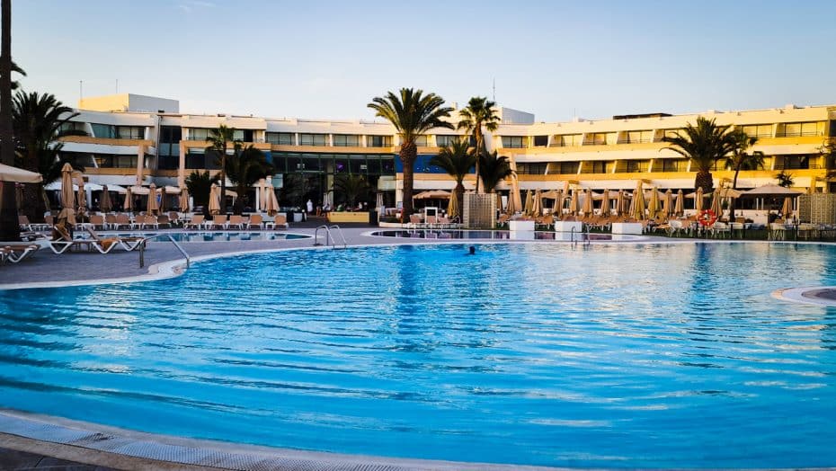 Situada en la costa sur de la isla, Playa Blanca es una de las mejores zonas donde alojarse en Lanzarote por sus grandes hoteles resort