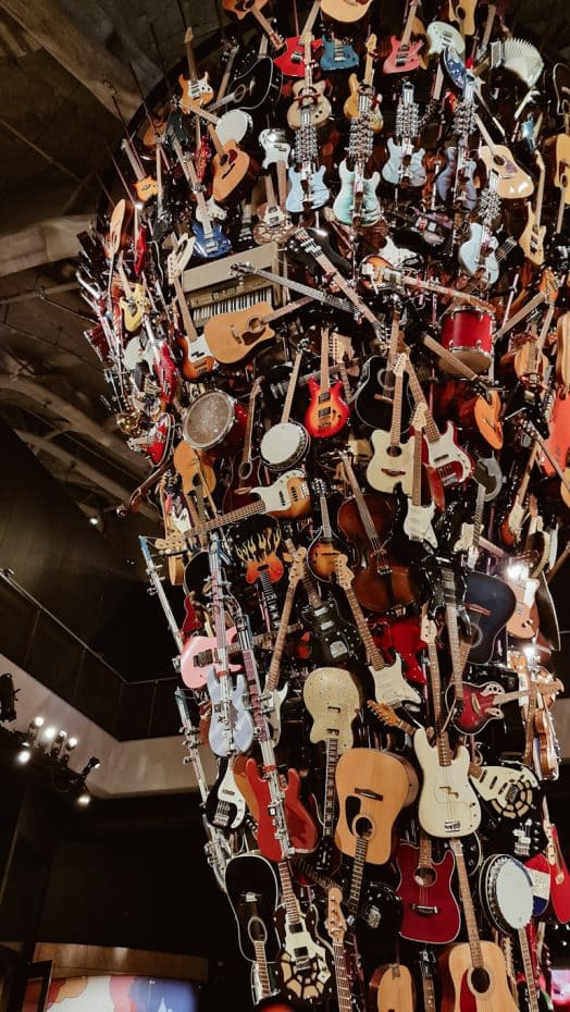 Escultura de guitarras del Museo de la Cultura Pop MoPOP Seattle