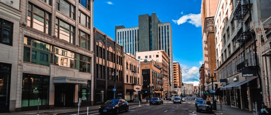 Con i migliori collegamenti di transito e l'accesso a numerose attrazioni storiche e culturali, Downtown Portland è un quartiere vivace pieno di hotel. La nostra proprietà preferita qui è il Hotel Lucia, a Provenance Hotel.