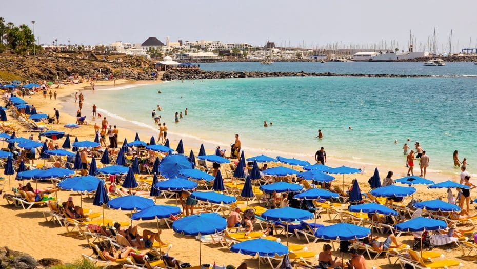Playa Blanca es la mejor zona donde alojarse en Lanzarote para turistas, viajes en familia o escapadas románticas