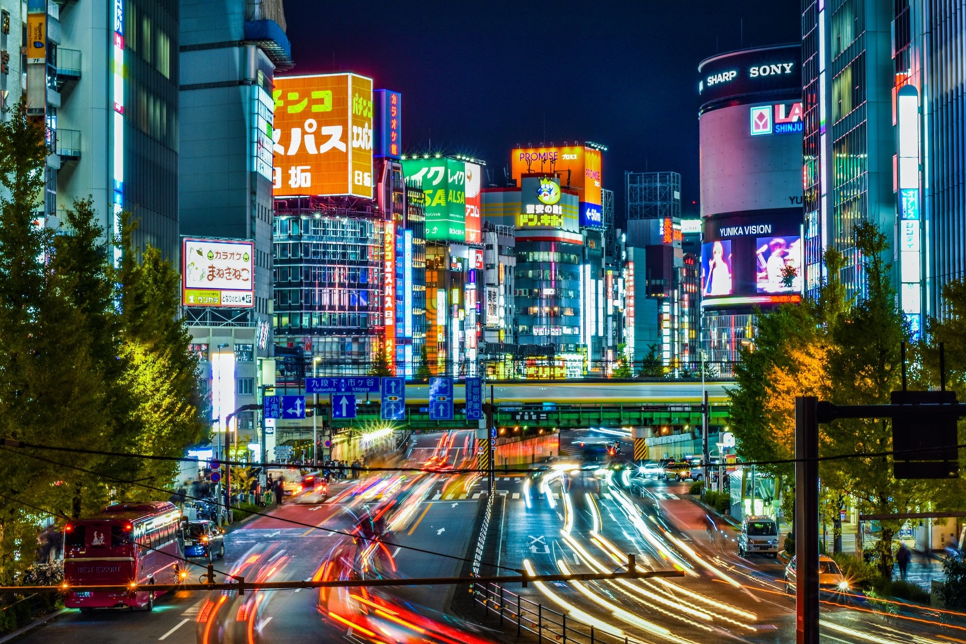 Shinjuku es troba a la part occidental del centre de Tòquio i és coneguda per la seva animada vida nocturna i les seves zones comercials.