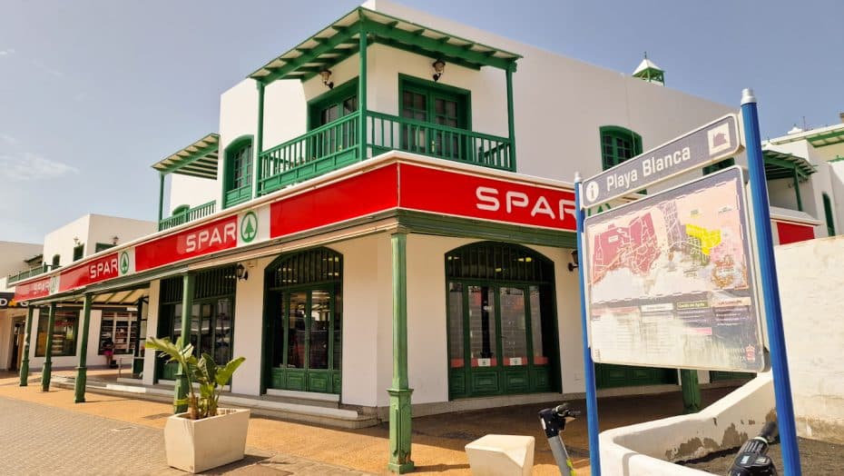 La arquitectura en el centro de Playa Blanca es mayormente tradicional, con casas blancas con madera verde