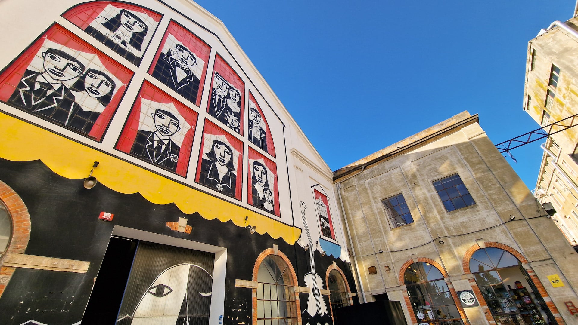 Alcântara és un dels districtes més de moda de Lisboa. És conegut per les seves galeries d'art contemporani, restaurants creatius i bars