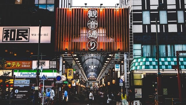 Asakusa è una zona vivace e ricca di negozi e ristoranti.