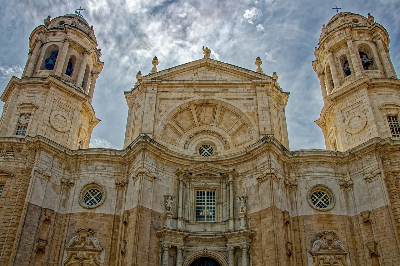 El Pópulo tiene la ubicación más céntrica de Cádiz y está muy cerca de la terminal del ferry y de la estación de tren. En este barrio histórico se halla el teatro romano y la catedral de la ciudad.