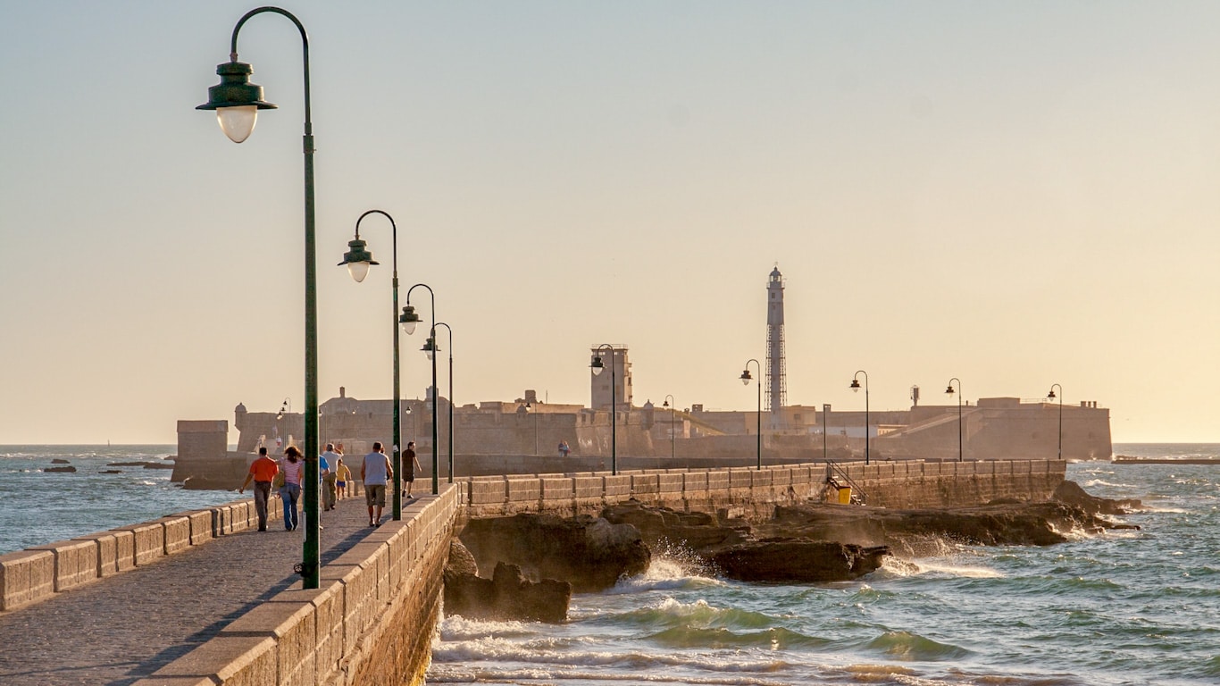 La Caleta y La Viña son, en ese orden, la playa más popular de Cádiz y uno de los barrios con más encanto de la ciudad. Esta zona es el epicentro del carnaval y cuenta con estupendas marisquerías y peñas de flamenco en directo.