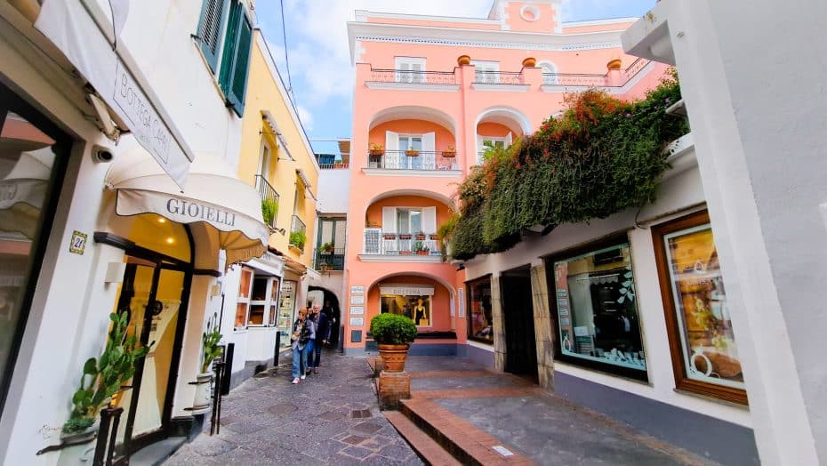 Las compras de lujo son siempre una actividad muy atractiva en una excursión de un día a Capri.