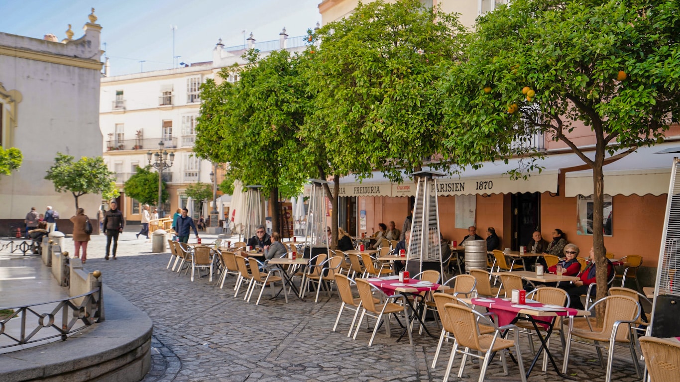 El Centro o Casco Antiguo es la mejor zona donde dormir en Cádiz porque alberga muchos de los atractivos de la ciudad. En este distrito se puede visitar la Torre Tavira, con hermosas vistas al mar y a los callejones de la ciudad.