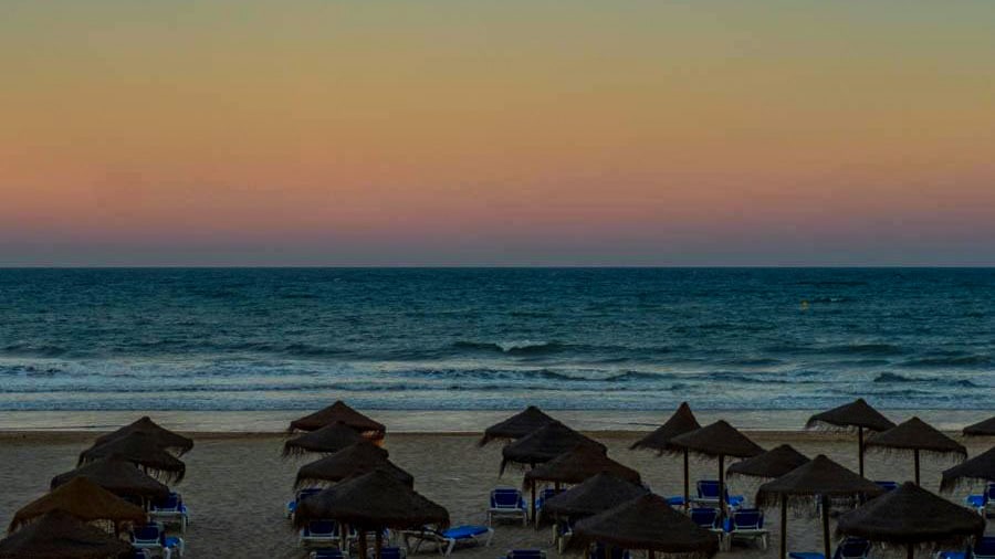 Playa de la Victoria has some of the most beautiful sunsets in Cádiz