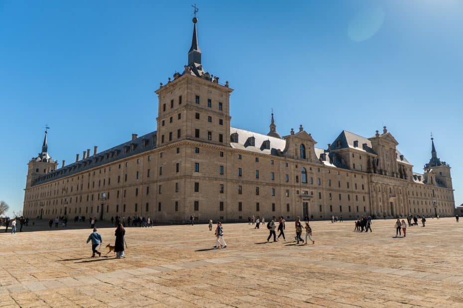 San Lorenzo de El Escorial - Places to visit around Madrid by Cercanías train