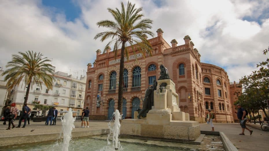 El Casco Antiguo es la mejor zona donde dormir en Cádiz para hacer turismo y alberga atracciones como el Gran Teatro Falla