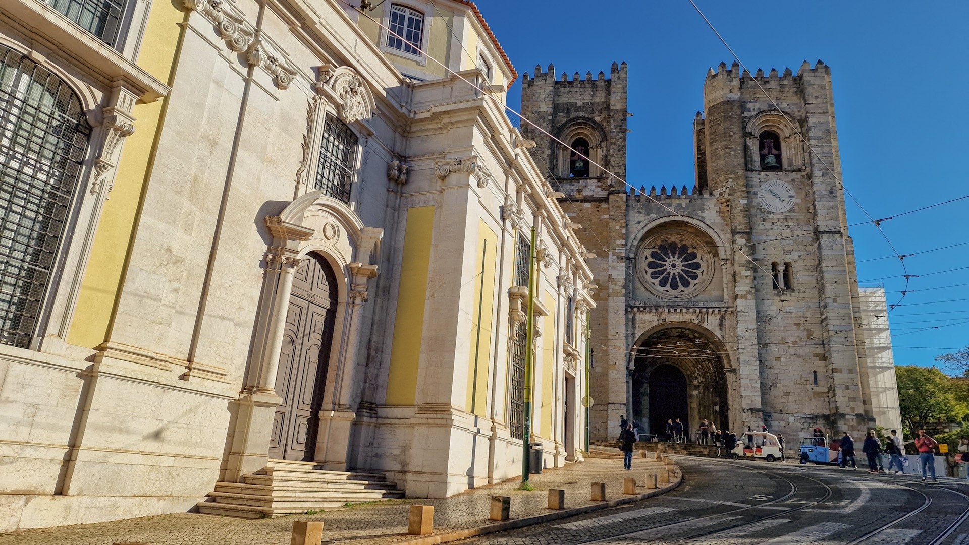 Santa Maria Maior, sede del famoso quartiere di Alfama, è noto per le sue strade strette e ripide e per le sue attrazioni medievali.