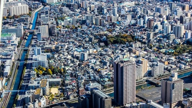 Vista della città di Tokyo dal ponte di osservazione dello Skytree