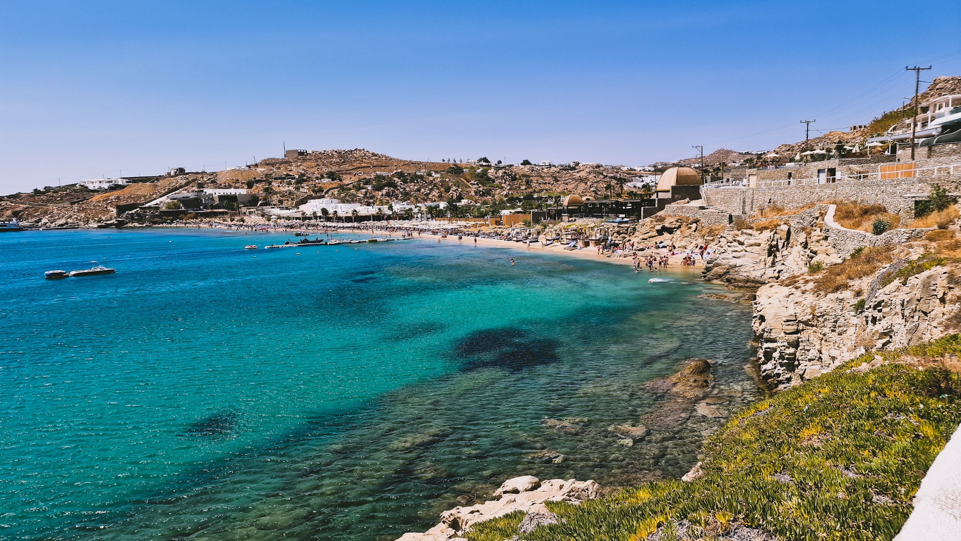 Como su nombre indica, Paradise Beach alberga una de las playas de fiesta más emblemáticas de la isla. Perfecta para quienes buscan entretenimiento y energía sin parar durante su estancia