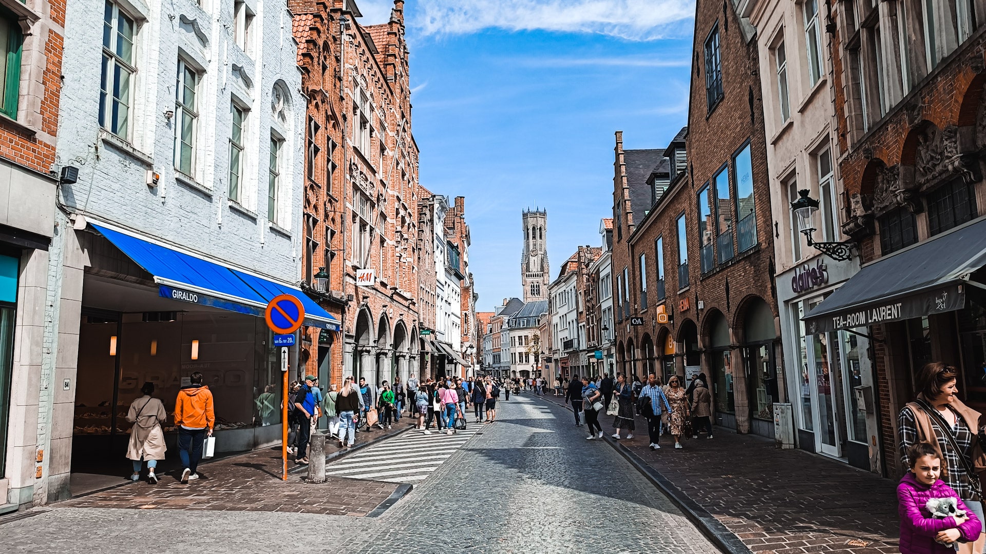 El Centre Històric de Bruges és conegut per les seves atraccions, pintoresques botigues, acollidors cafès i delicioses boutiques de xocolata, cosa que el converteix en el lloc perfecte per submergir-se en la rica història i cultura de Bruges