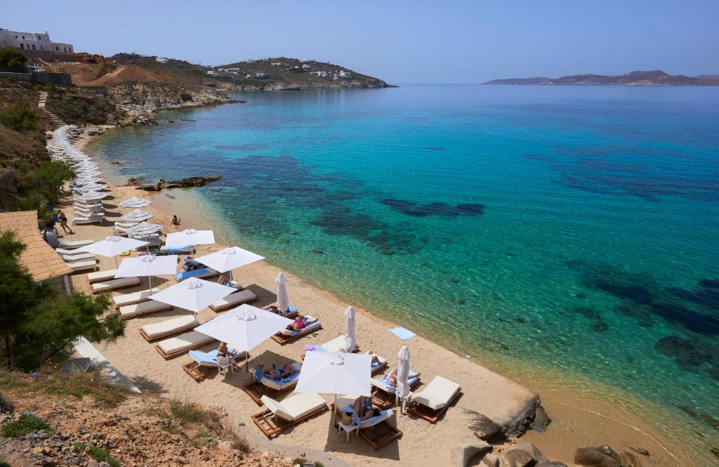 Caratterizzato da un'atmosfera rilassata, l'Agios Ioannis offre una vista spettacolare sull'isola di Delos.