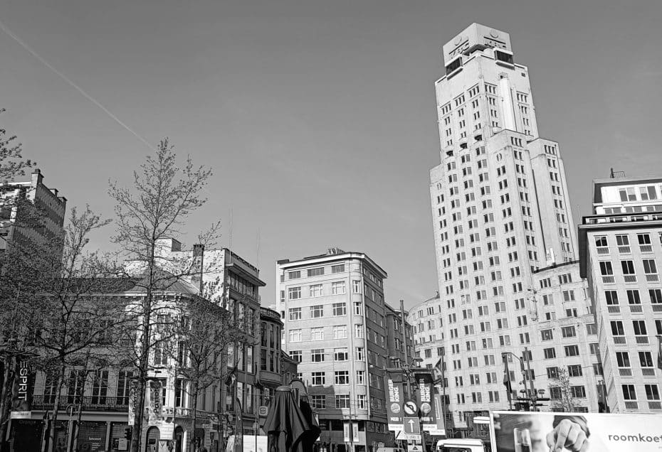 La Torre del Granjero, o Torre KBC, en Amberes, se considera uno de los rascacielos más antiguos de Europa