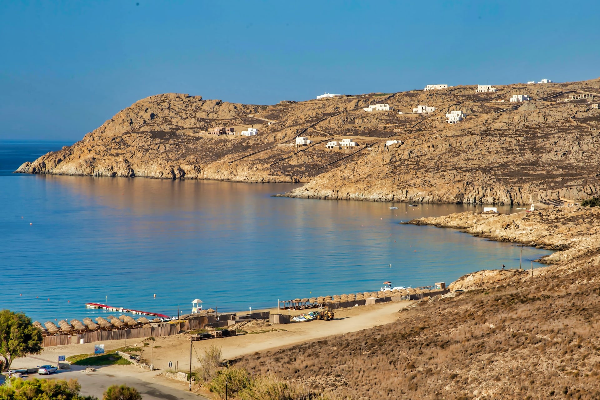 Hoteles de alto nivel, restaurantes elegantes y un ambiente tranquilo hacen que Elia Beach sea perfecta para unas vacaciones de lujo