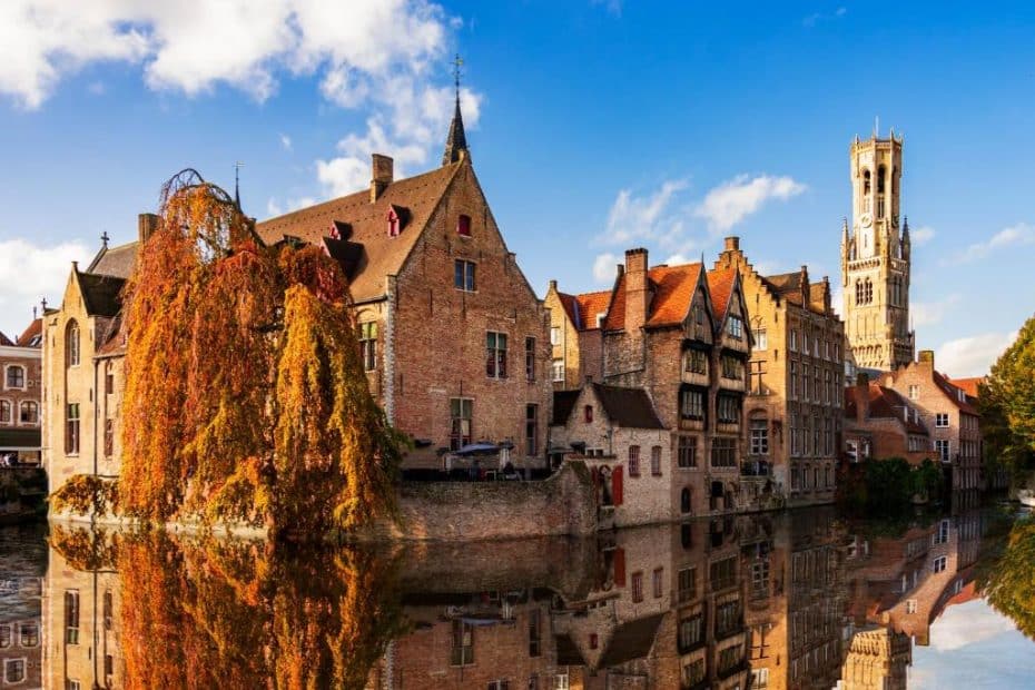 Con preciosos edificios medievales, el Centro Histórico de Brujas es el lugar para vivir la historia de esta ciudad flamenca.