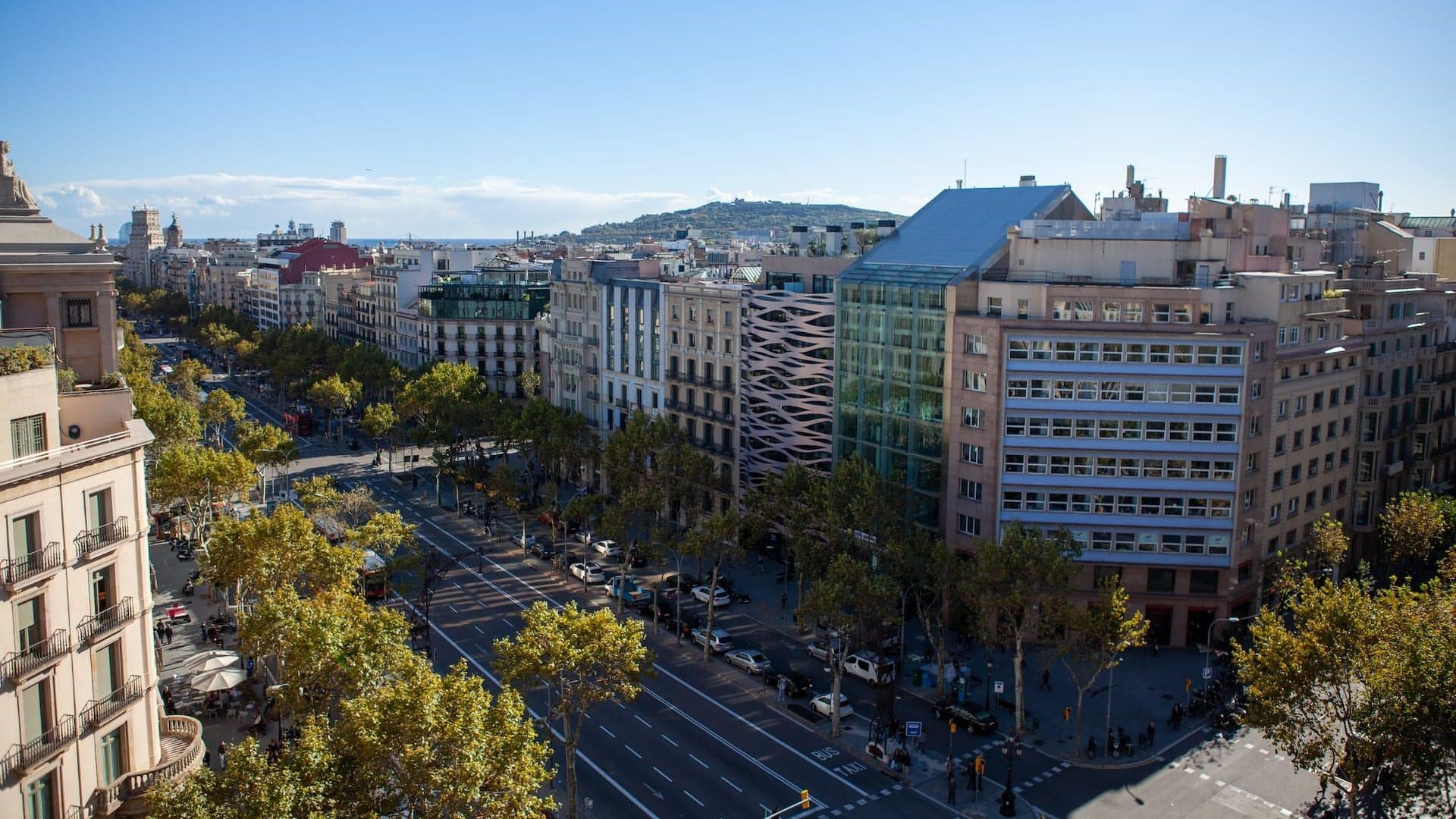 El Paseo de Gracia, donde se encuentran algunas de las tiendas, hoteles y restaurantes más exclusivos de Barcelona, es una de las calles más famosas de la ciudad