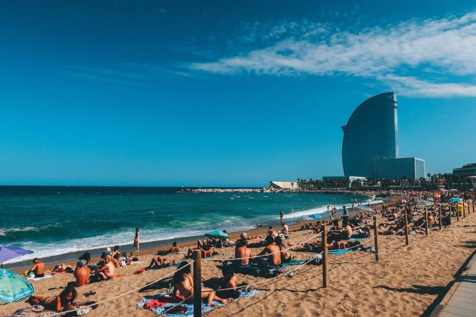 Playa de la Barceloneta es una de las playas más populares de Barcelona, Cataluña