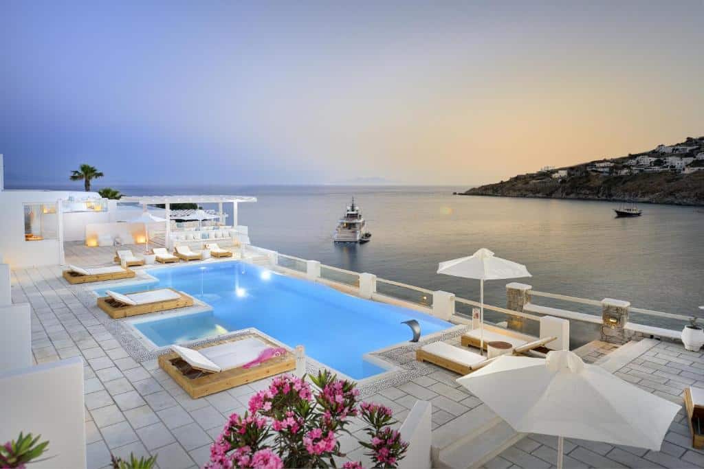 With easy access to other southern beaches, Platis Gialos offers an upbeat atmosphere filled with beach bars, lively nightclubs, and popular restaurants showcasing Greek cuisine.