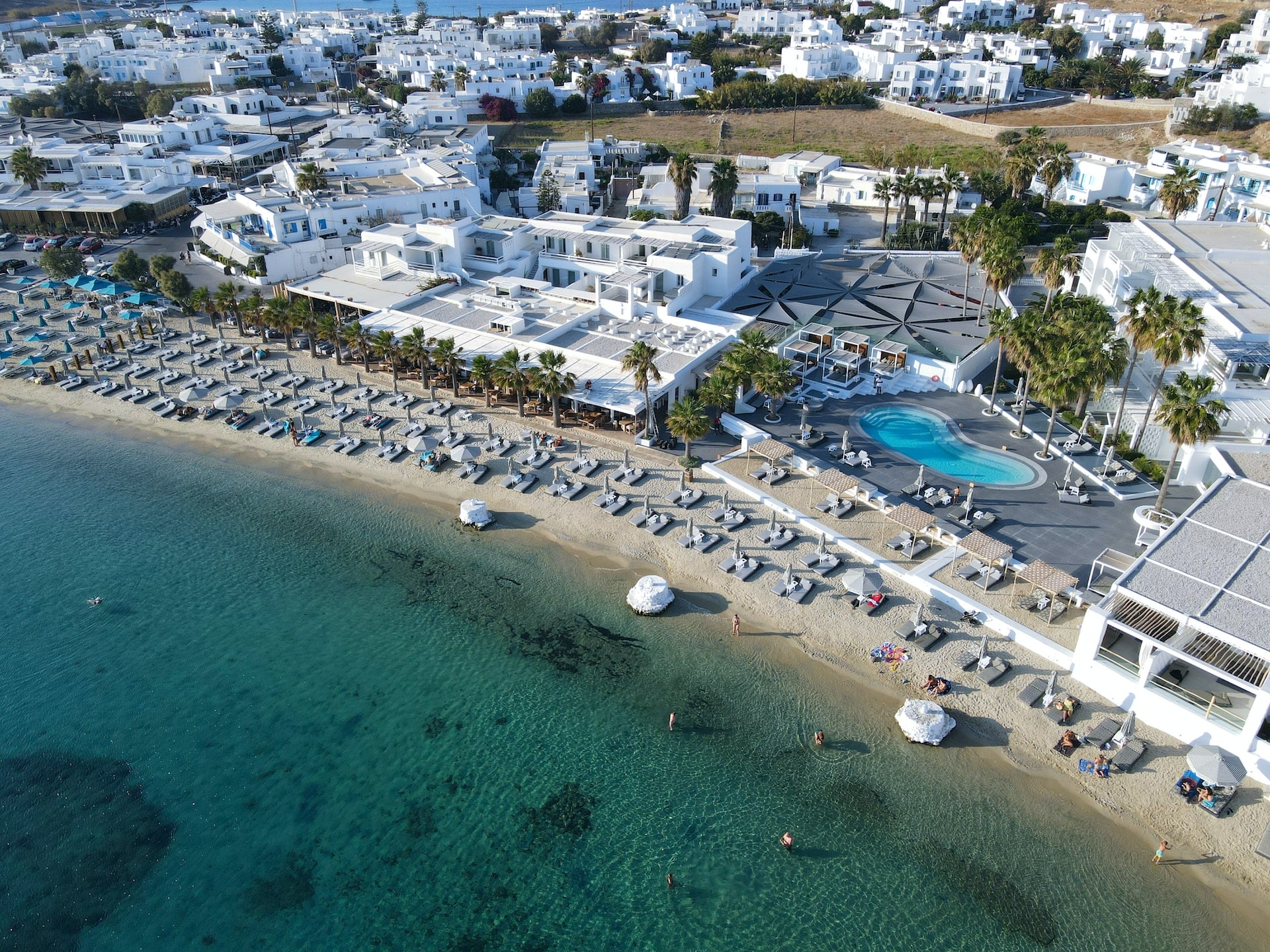 Con la sua baia pittoresca e la bellissima spiaggia di sabbia, Ornos è il luogo perfetto per rilassarsi e distendersi