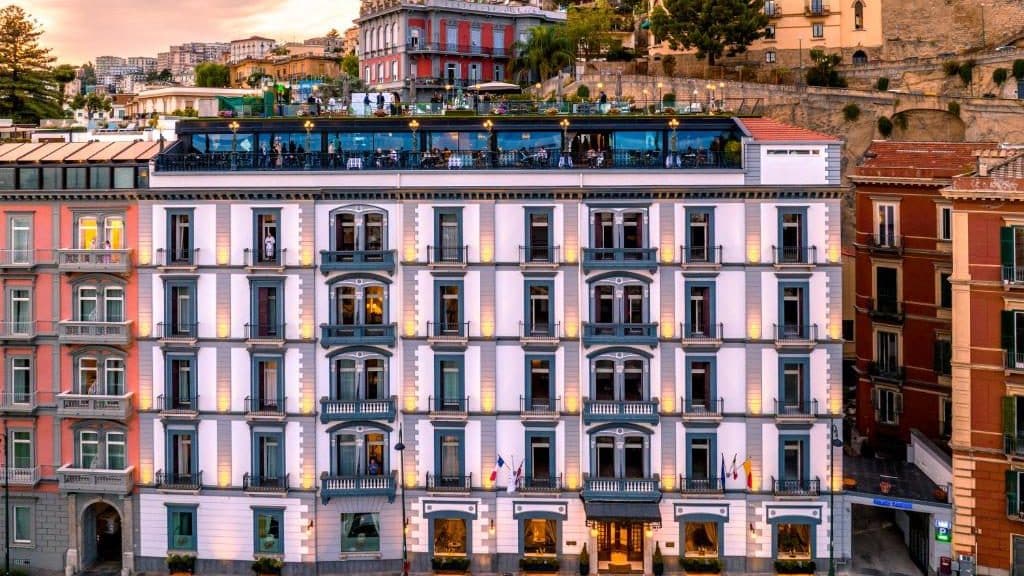 Chaia es uno de los mejores distritos para encontrar alojamiento en Nápoles. El hotel número uno de la zona es el 
Grand Hotel Parker's (en la foto).