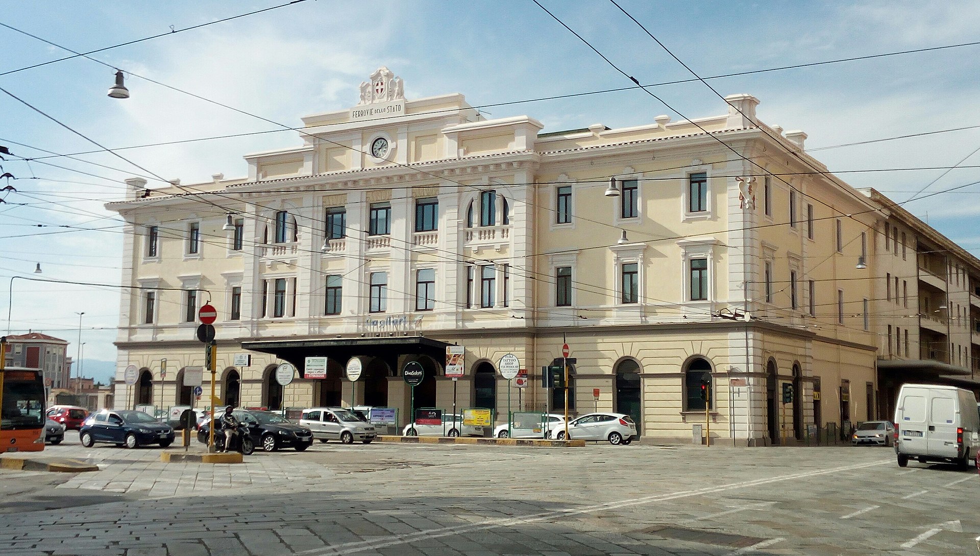 Scegliere di soggiornare nel quartiere Stampace e vicino alla stazione ferroviaria offre ai viaggiatori la comodità di essere vicini al principale snodo dei trasporti di Cagliari.