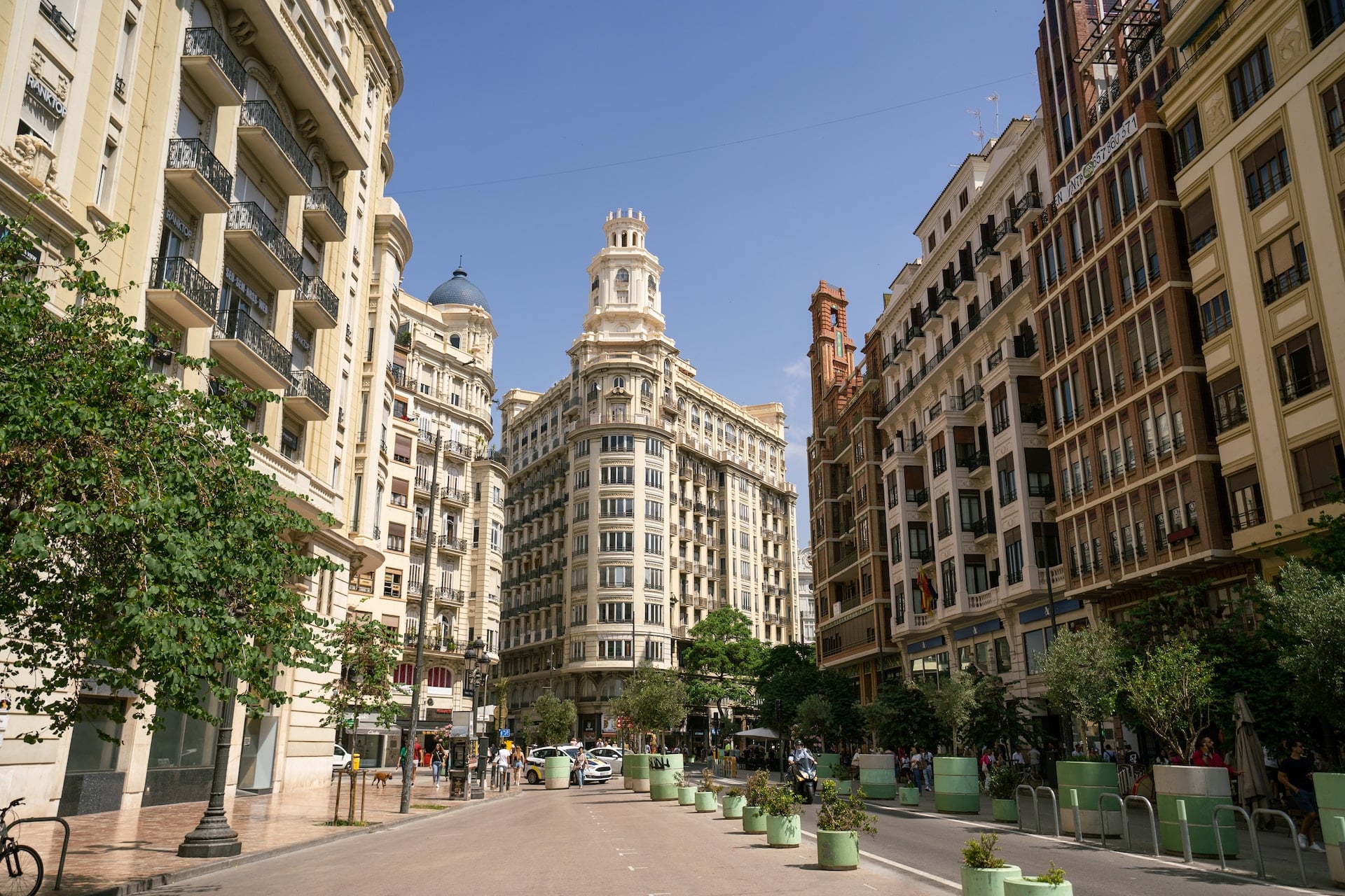 La Ciutat Vella, situada en la parte central de la ciudad, es un lugar interesante para explorar y comprender el pasado de Valencia