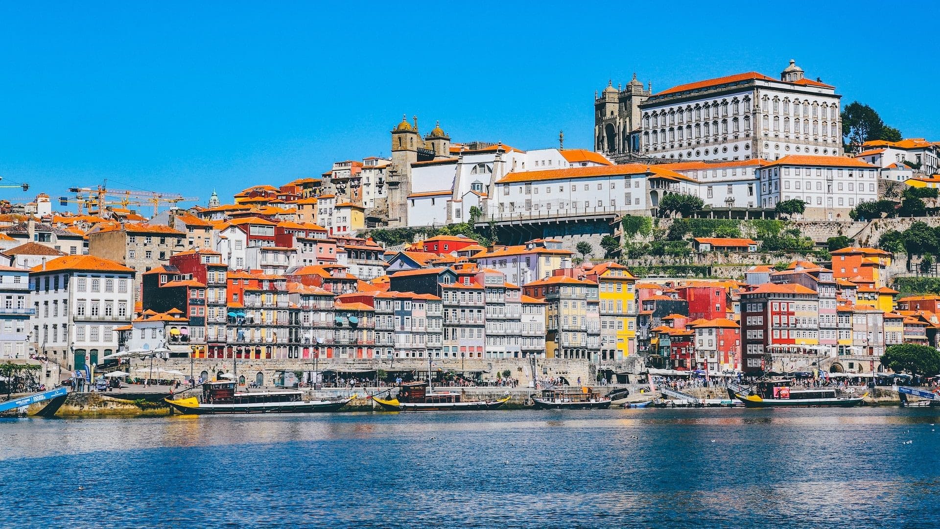 La unión de las zonas más céntricas de la ciudad, União de Freguesias do Centro acoge muchas de las atracciones, museos y hoteles de la ciudad portuguesa