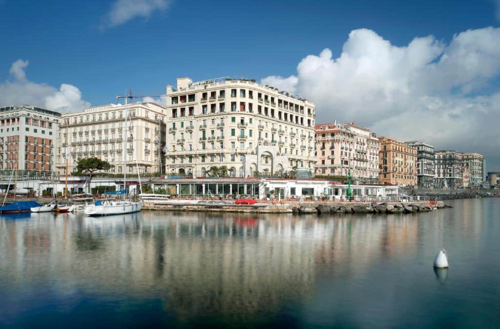 onocido por sus pintorescas vistas de la costa, Lungomare Caracciolo es una zona chic y animada donde alojarse en Nápoles