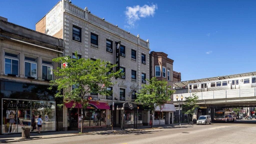 Lakeview is one of the best areas to stay in Chicago for nightlife