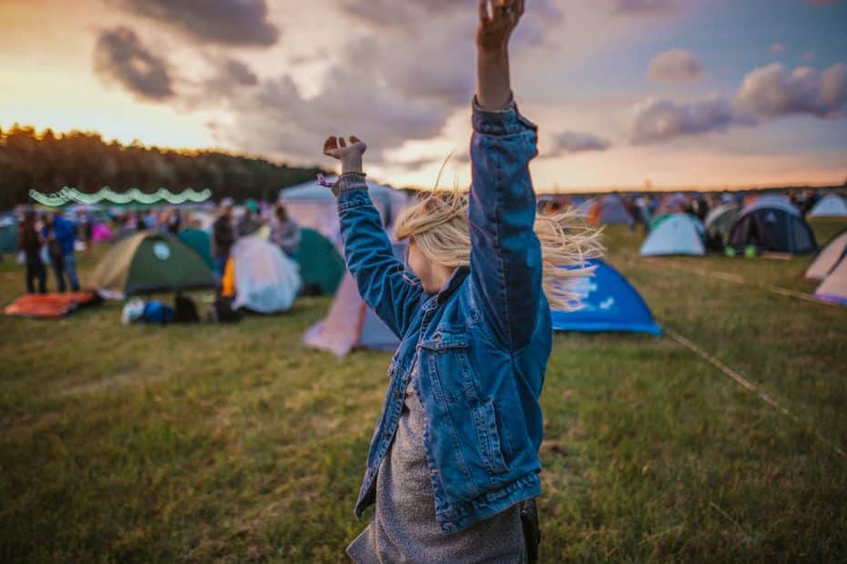 Elegir artículos ligeros es una gran idea para los festivales con zonas de acampada