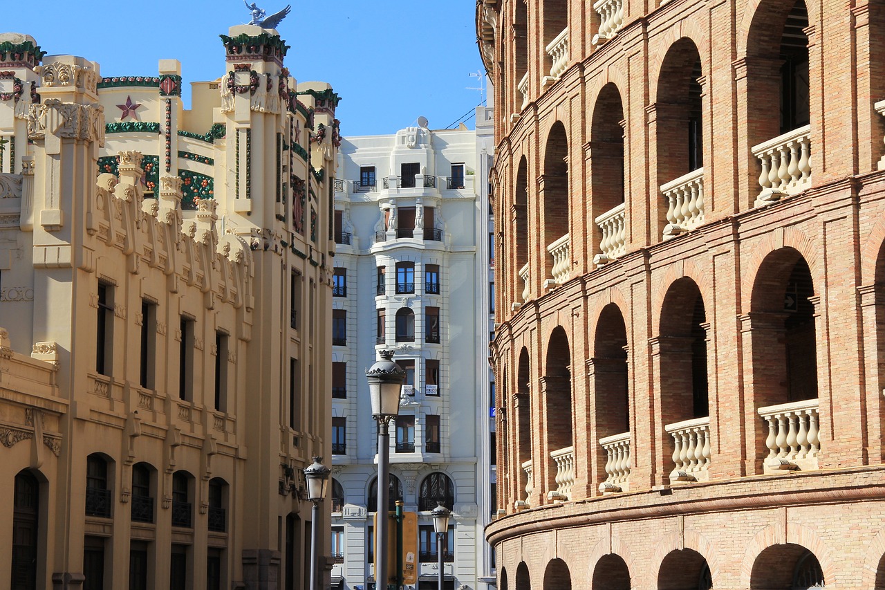 Conocido por su elegante arquitectura modernista y sus frondosos bulevares, L'Eixample ofrece una experiencia elegante y sofisticada en Valencia